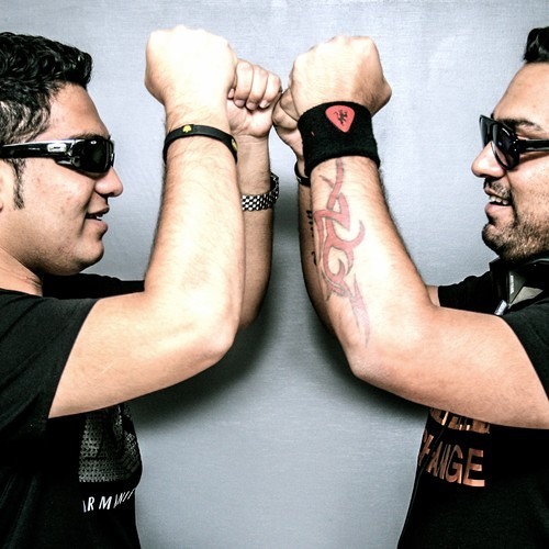 ภาพปกอัลบั้มเพลง EK LADKI BHEEGI BHAAGI SI - DJ TARUN & DJ SASHA REMAKE